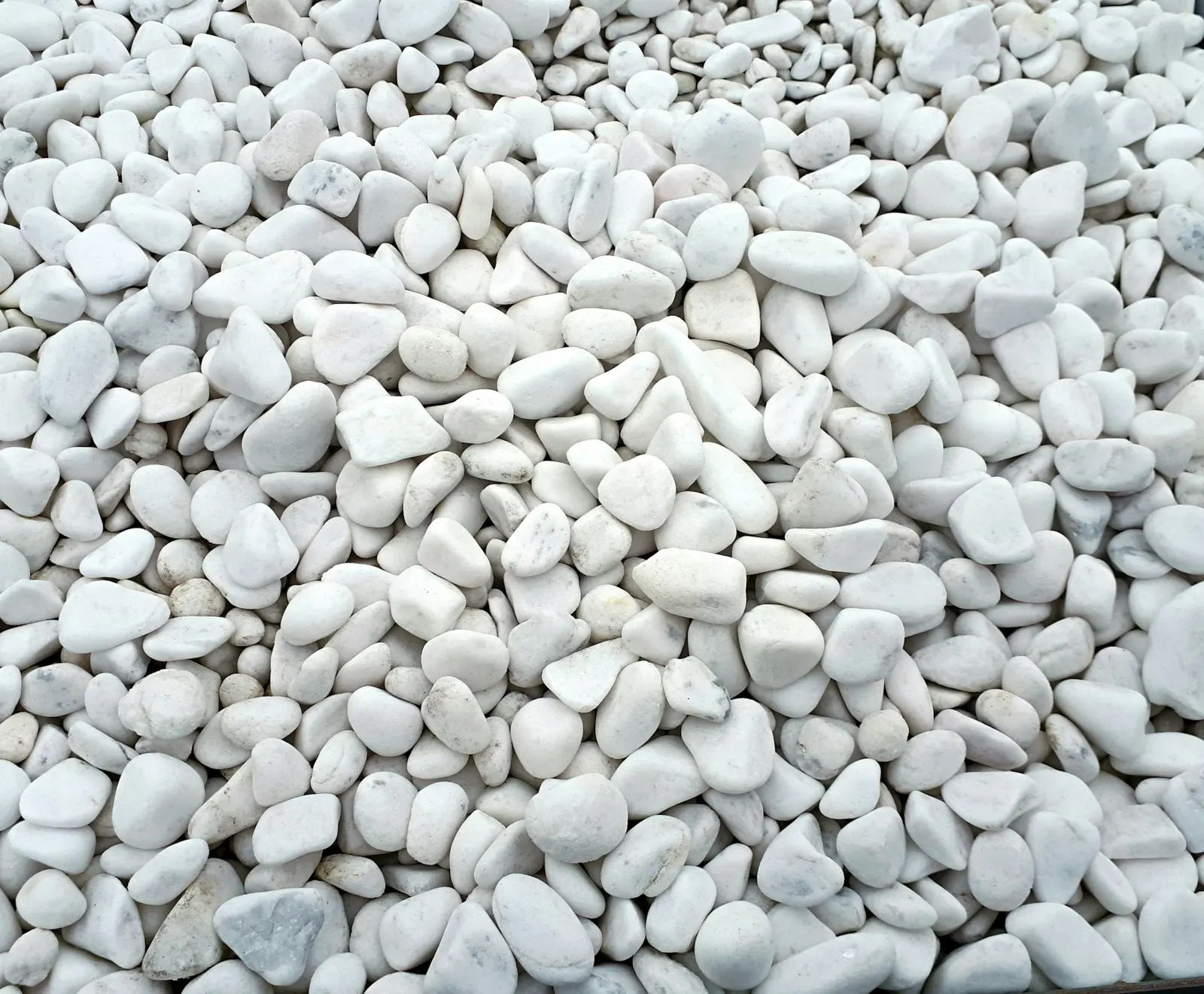 Coarse white quartz granules